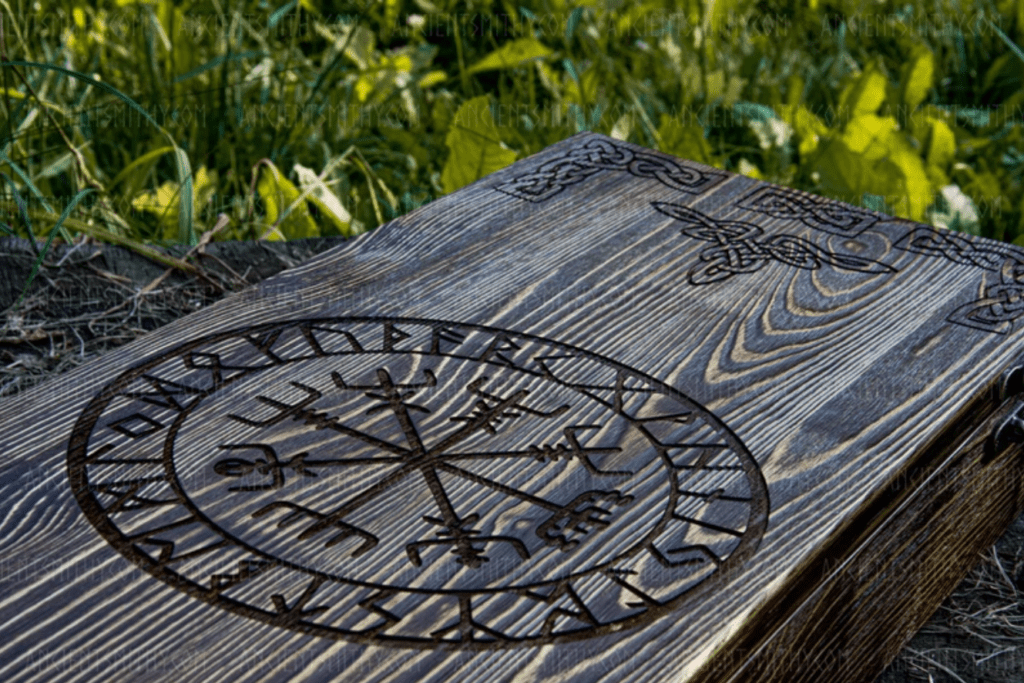 Caja decorada con grabados rúnicos y vikingos para proteger el hacha pequeña Fenrir (opcional)