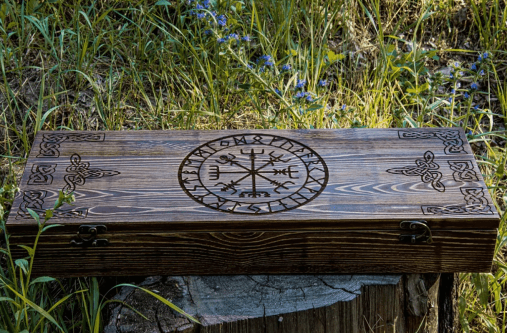 detalle de la caja protectora con grabados de estética nórdica, runas y Vegvísir